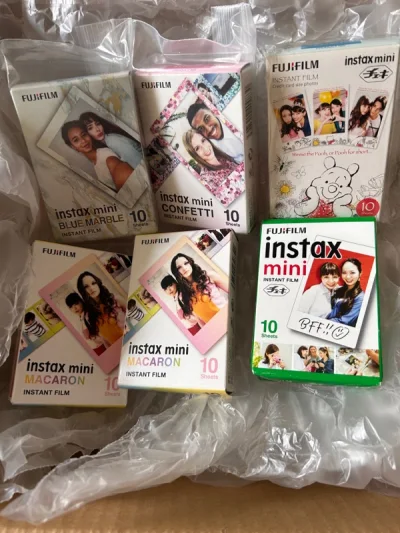 这次买了几百张相纸，基本都是过期的，有白边有花边，不知道都能不能成像，期待，价格都还可以，但是一加上邮费就有点吓人了，和国内买的价格差不多，希望都能正常使用，祈祷。