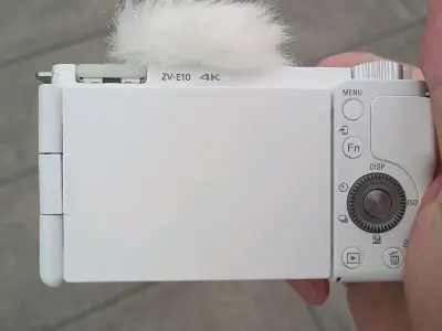 非常感谢！拿到手以后，检查过cmos干净，没有坏点。外观与图片一致，箱子说明书保修卡一应俱全，相机功能正常，电池功能正常，屏幕也没有损伤。非常愉快的购物体验。