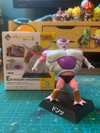 小伙伴们大家好??? 
今天来分享 ???龙珠一番赏恐怖的弗利萨军团E赏 龙珠档案馆 弗利萨变身?
出自龙珠一番赏EX 恐怖的弗利萨军团E赏 变身弗利萨?非常有意思的一个小赏?造型是弗利萨从第一形态变身第二形态的一个过程?材质还行 表情有点难看?巨大的身体从后面看跟...