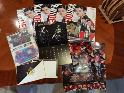 这次是简秀吉特典的角色书拼团，一开始都没有心动，结果发现有很多小简和小福贴贴的照片，还有浮世英寿单人的，特别美丽的宾馆主题摄影，立刻安利亲友一起拼了嘿嘿嘿……海运也超级快，最近几次都是半个月左右就到啦，啪一下就出了海关，啪一下就到家了XD另外还吃了一些心心念念的利维...