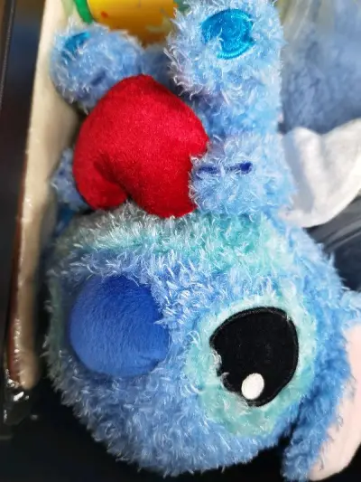 今天又收到了快递！都是蓝蓝一片的史迪仔！好可爱，好喜欢！尤其是这个抱爱心有翅膀的史迪仔，真的好Q！另一个毛绒就很搞怪哈哈哈！