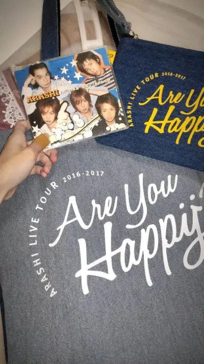 这次买了三件ARASHI的周边   牛仔包真的很喜欢很大很实用！言叶单曲的五子太青春啦！快递是使用的ep小航空，速度还是挺快的十二天左右拿到，代购速度也很快！