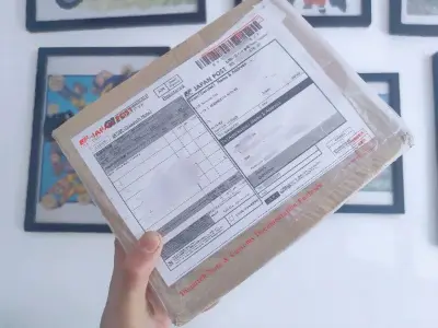 小件还是空运快，7天到手，安全下车，机器非常新，前主人应该没怎么玩，无磕碰，配件齐全，带了4个卡带和卡带盒，假肢，玩怪猎舒服了，到手即玩，唯一忘记日版的充电器电压和国内不一样，找到了之前ndsl的充电器通用哈哈，感谢挖煤姬