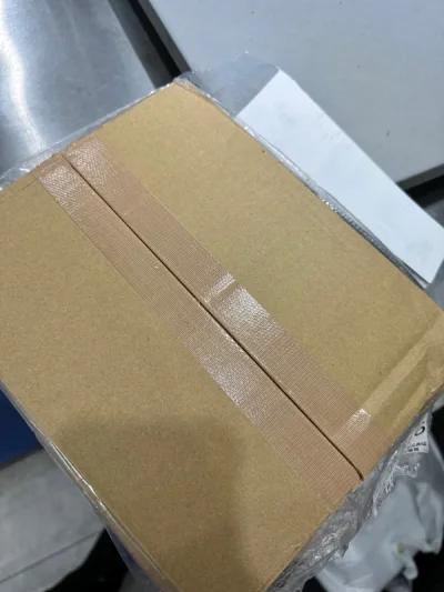 用的是竹蜻蜓运输方式，包裹保护很好，而且卖家用亚克力板把明信片装着，真的很细心！这次M26《黑铁的鱼影》的明信片和方吧唧都超级闪，很喜欢！❤️