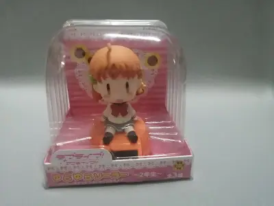 走的竹蜻蜓，这次速度没有以前那么快，大概两周半的时间到了，淘到了超可爱的摇头娃娃，还有一张歌词本，第一次收到了 yhm 的字条，不过字太潦草了看不懂什么意思 www ，这单除了时间比较久以外其他都比较满意