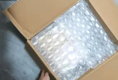 目前为止最满意的一次海淘，包裹约1.5kg，海运22天无税丝滑到手，整箱都是很喜欢的周边！
�同一种类没有复数，总点数也不算多，这应该能在很大程度上降低被开箱的可能（？）
�歌牌真是国际刺客，入库的时候显示600+克，刨去包装实际300来克，还有一大半是没用的牌。想...