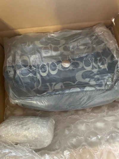 这次选择的是ep 一如既往的很快
包装都很好 买到了喜欢的包包和ccd
感谢挖煤姬 还会继续使用挖煤姬哒～