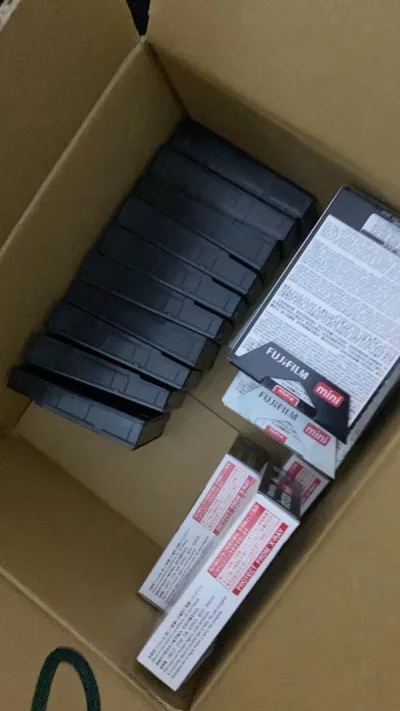 这次物流比较慢一是合单要审核，审核了五天才发出了。二是到了清关从14号就是开始到18号才通关前后时长就是半个月，不过这次的包装挺好的没有破损的。时间上走EMS好像越来越慢了。相纸都是完好的没所谓。