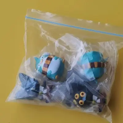 第一单买了套小扭蛋和景品试试水，用的竹蜻蜓，包装物流挺不错，而且手续费啥的都比隔壁便宜（嘘），体验不错会长期使用。
这套扭蛋是tb推送看到的，一见钟情又怪又喜欢，结果一搜巨冷门，基本没现货，仅有的几家店都是扫街还贵。煤炉挖回来算上国际还比tb便宜一半，满意。