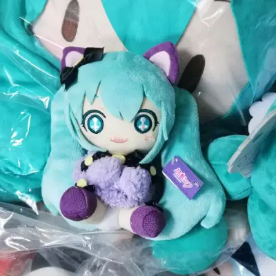 ◎TAITO 初音未来 万圣节 猫耳 毛绒公仔
之前在xhs推送刷到的，超级冷门，换了八百个关键词海内外找了半天，只有骏河屋有，忍痛下单，结果运气不错状态很好还有牌，刚想偷乐呢，一搜煤炉几天前有了个更好价的气死，果然好价永远是自己吃不到的那个。实物脸黄黑黄黑的，我加...