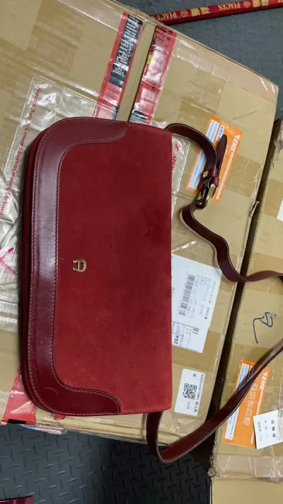 这次买的包依旧很喜欢，特别是这个红色的手提包，真的非常喜欢，成色也很不错，并且现在的物流快了许多，到手的时间不用等到一个月了，下次还要买一些。