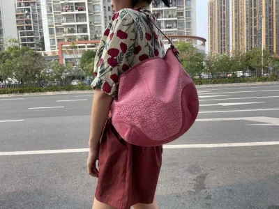 在这一次买的包当中，最喜欢的是玫红色的单肩包，看起来不那么好看，但是背起来真的超好看吧，谁懂啊，救命。真的买太多了，得收敛一点了，不过还是感谢挖煤姬平台啦。