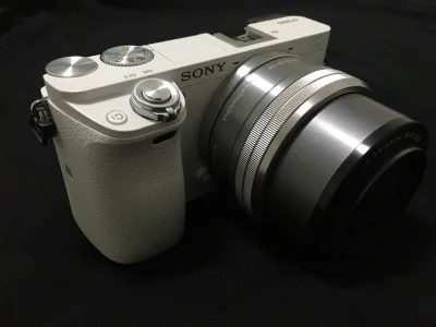 发的ems，从付款开始算8天就收到了，包装很用心，泡泡袋裹了好几圈，根本不用担心磕碰。被税了100多，但是跟国内相比还是很划算的，这台机器成色也很好，自己动手解锁了中文，嘎嘎好用。买这台相机来过渡，以后不用了出掉也不亏，真的颜值即巅峰，就是有点小了男生手大不方便，而...