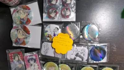 因为买的吧唧比较多比较贵，走竹蜻蜓邮费太贵了，就发了ems。真的很快很快！发货到收到一共五天，之前真的担心了好久怕被税，最后丝滑过关～