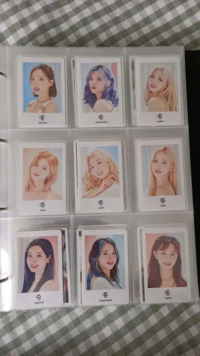 买了超多的卡，状态都还可以，价格十分美丽，ff日周真的特别漂亮，问爱预售礼也很美，九宫格就是为twice而生的！
过几天我还要来切，请多多支持我们twice吧，这几天她们在日本开演唱会，肯定有很多周边可以买啦哈哈哈哈哈哈！