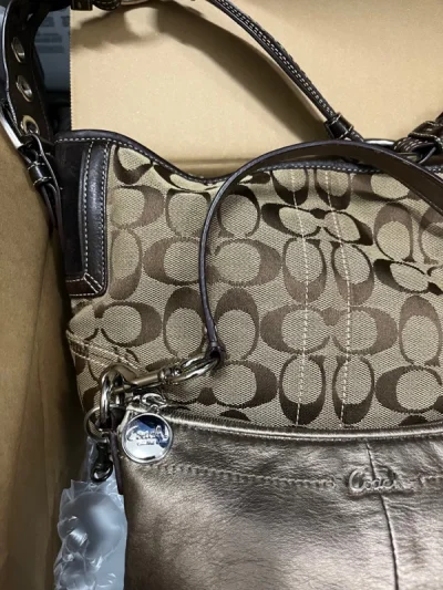 两只中古coach成色都很好～包装也有缓冲 这次寄了航空小包～物流比之前快～超级推荐挖煤姬！会推荐给朋友噢！
