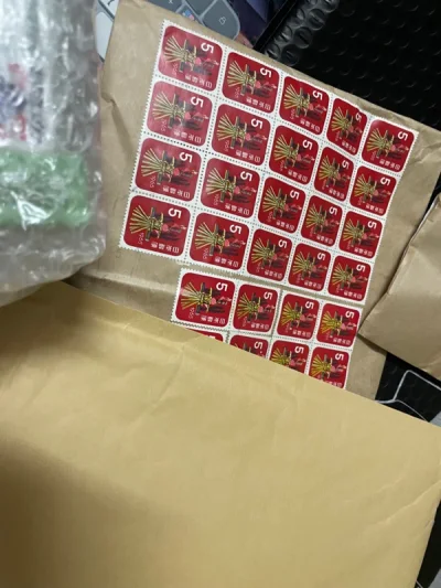 第一次尝试四合一，安全下车，
竹蜻蜓还是蛮快的，虽然比ems慢一点，但是胜在省事，一组立牌、一支笔、一个盒玩手办、一个海洋堂可动手办；
四样东西都完好无损，好评