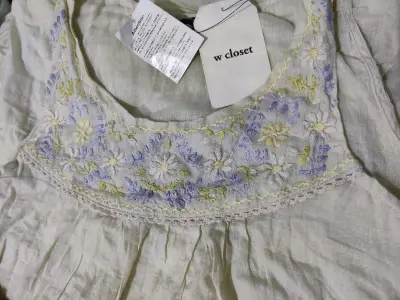 一眼就爱上的刺绣上衣被买走了，一直念念不忘，没想到能在这里找到心仪的它！等了这么久的时间，在收到的那一刻真切的感受到值了！！
包装和衣服的状态都很不错~