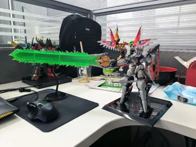        终于淘到个便宜的散货，600不到收来的，怨念物啦，现在价格溢价不知道多少了
       虽然散货成色一般，还有发黄，但是架不住帅呀，比例是1/100的，比千大爷的小了一点，真不愧是做手办的厂出的东西，虽然是好多年前的产品了，但是整体的涂装质量确实不错...