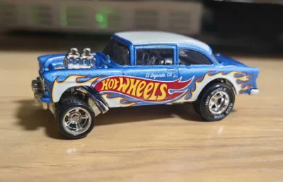 之前买过一个，这回又碰上了，索性再买一个吧
一个把玩，一个入盒收藏，雪佛兰bel air gasser也是风火轮刷色巨头了，这台来自展示柜独占，要买一个官方的展示柜才送，大概也没几个人真的看上那个展示柜吧……至于值不值仁者见仁智者见智，只能说喜欢就好！