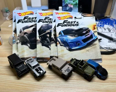 速度与激情，风火轮永远炒不烂的饭，挤不完的牛奶，但是每次出新又会真香，哎，痛并爱着，这一套三百多下来还算可以把，都是第四部的车，有布莱恩跳飞机的斯巴鲁wrx sti两厢版，科迈罗越野，也有反派的黑色卫士110，都是我喜欢的，不过路虎漆面不太好，疹子很多，总比包容吧。...