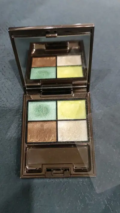 绿色系躲不开 夏天就要用绿色呀 太喜欢清透冰凉的感觉了！ Dior是惊喜 左上那颗超清透 lunasol也收到了少见的盘子