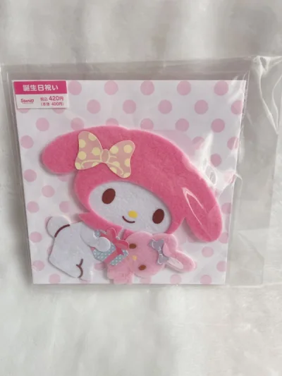 入手了超卡哇伊哒冰箱贴 是我最爱的KUMA轻松小熊 太可爱了吧 还挖到了毛茸茸的美乐蒂生日卡 用来做装饰墙好赞 老版的流沙闪片文件夹也好爱 最近海运的效率也好高开心