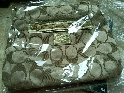 期待已久！！这一箱感觉包装不太好，虽然选了内外加固，但是开箱的时候亚克力挂件是直接散在箱子里的，应援棒也只是裹了薄薄一层泡泡纸，最要命的是优君的写真，居然是用保鲜膜包的，大开眼界了，还好没有受损不然我真的会很难过hhhh买的coach poppy包包疯狂掉皮，我记得...