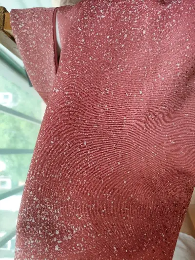 不得不说，拿到了红色渐变晕染芝麻糊，我非常喜欢的一件，品相很好，布料很新。
8件盲盒，里面只有2件微瑕，剩下基本全新，还有一件带有定位线。
所有的布料全部验过，都是正绢面料，也没有很多味道，很满意?