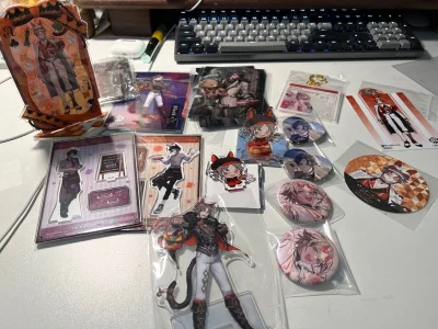 一直很想买的mysta万圣立牌收到了，航空件很快，一下班马不停蹄去取了快递，提前准备的谷美放不进那就换个另外买的放进去也超合适，一下子收到好多心水的谷子，超级幸福感谢挖煤姬，切的速度很快～已经又切了好几箱了嘻嘻～