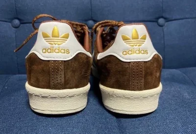 鞋底很软穿着很舒服，感觉不错做工也很精致。鞋子实物和图片一样，拿到手感就不错上脚舒适颜色比较百搭。绝了