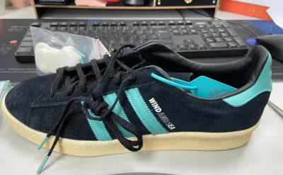 性价比挺高，打开很满意，没有色差舒适透气不臭脚。质量杠杠的！没有任何的瑕疵不会有多余胶水什么的露出来。个人比较喜欢这种颜色，大爱！！