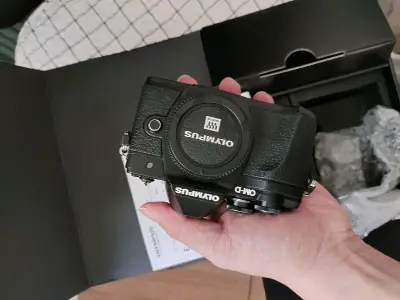 又一次蹲到了奥林巴斯em10三代微单相机，虽然这次是全黑色，但是品相非常好，颜值也不输银色，卖家保护的很好