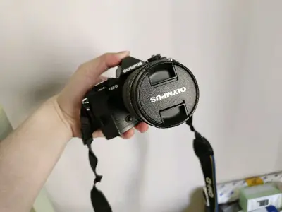 好多次蹲到了这个奥林巴斯的em5二代微单相机，全黑色质感非常好，卖家使用非常爱惜，虽然有少许使用痕迹，但整体成色还是挺好的