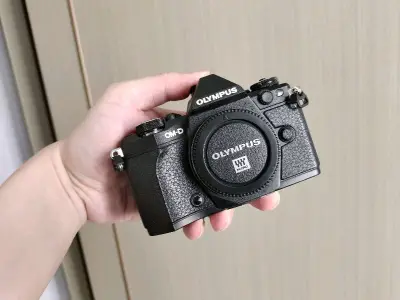 关注这台相机很久了，在卖家一次降价之后果断购入，虽然成色一般，但是功能都正常，没有明显的使用痕迹，感谢平台