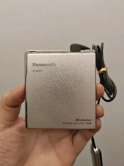 海淘的md随身听，到货试了一下能读碟，声音音质很好听，cd机器成色也不错，自己刻录的碟也能读，挺满意的