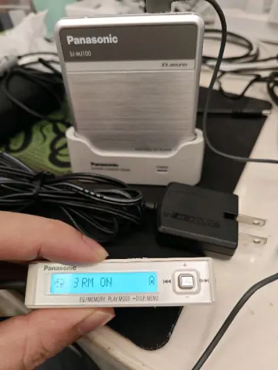 海淘的md随身听，到手成色很不错，机器试了也能读碟，音质很棒，配件没有缺失，按键很灵敏，物流也很快，下次还会来买