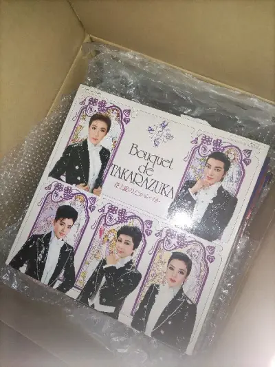 非常地感动宝宝们都无事到了我的身边，没有一张碎的，很友善地帮我把二十公斤分装成两个十公斤分装包装也好快递也好，能保证它们好好的在我身边我就很感动了，商品本身也非常貌美超出想象的美，，，