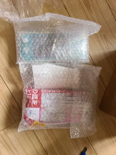 一周就收到了，检查机器盖子是否正常打开，居然发现里面还插着一盘游戏，很眼熟，这不就是宝可梦游戏吗，也许是卖家忘了拔出来。。。总之，感谢卖家，感谢平台。