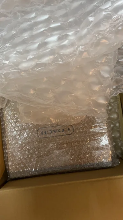 第一次在挖煤姬平台购买商品是买kitty 的挂件收到后很满意，想继续尝试在挖煤姬平台购买更有意义的商品，这次买了包包本来一直很忐忑，因为没有办法和卖家沟通，但是没想到收到后超级满意！包装也很棒！感谢挖煤姬咯！