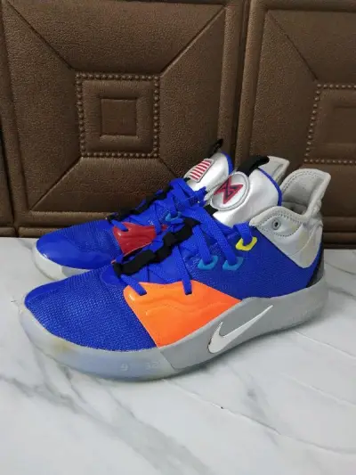 正品PG3 NASA 44.5 无原盒 成色很新 鞋底几乎无磨损轻微氧化（图片是去完氧化后的图片） 鞋垫logo完好 鞋帮小磨损问题不大 鞋面完好无损 