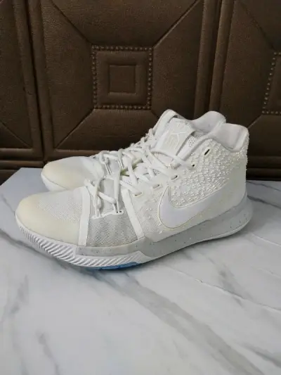 正品欧文3 夏日白 44 有原盒 成色很新 鞋底仅后跟轻微磨损纹路清晰可见 鞋子的氧化程度也非常少 唯一的瑕疵就是尾图的破损卖家没有说明 而是选择了隐藏 总的来说这次的购物体验不错 值得点赞