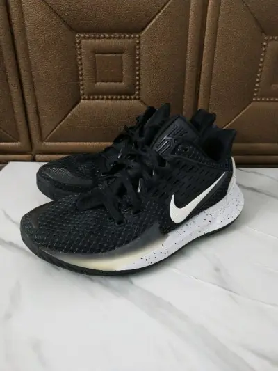 正品欧文low2 黑白 40.5 无原盒 但是包装的很严实 保护的很棒 除了鞋帮磨损外 没有其他任何问题 非常好 上传的图片是已修复后的 下次有看中的鞋子还会回购的