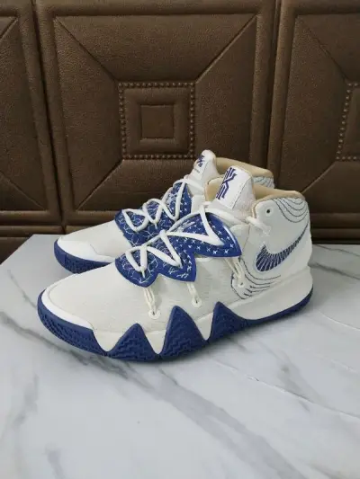 正品欧文hybrid S2 白蓝41 有原盒 成色超级新 仅鞋垫logo轻微磨损 中底轻微褶皱 其他全新 非常帅气的配色 非常棒的脚感 爱了爱了