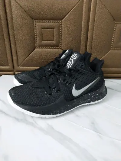 正品欧文low2 黑银 41 有原盒 成色很新 仅鞋垫logo磨损 但是我仔细检查的时候发现有一只鞋的内侧开胶了 而且鞋盒也有一处破损 这次购物体验一般吧，还算过的去