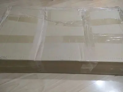 又是一箱EMS，速度很快，包装盒很大(刚好就缺这个尺寸的盒子寄东西，感谢挖煤姬，窝爱你)塞了很多泡泡纸，这次很幸运没被税，还买到了好价，会继续使用挖煤姬