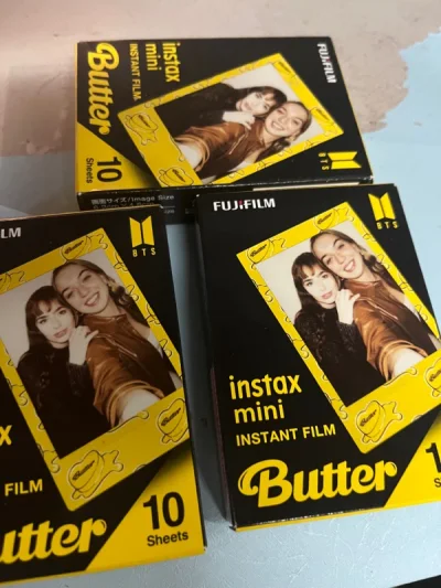 终于买到了喜欢很久的拍立得。是和三得利的联名拍立得 小橘子真的好可爱 而且成色也很好，虽然后面有一点点掉漆，但完全不影响