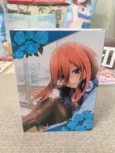 十分精美的造型 贵价品就是不同 原比景品做工要精良的多 制服啊 学生桌啊 表情可以换哦 太好看了吧！