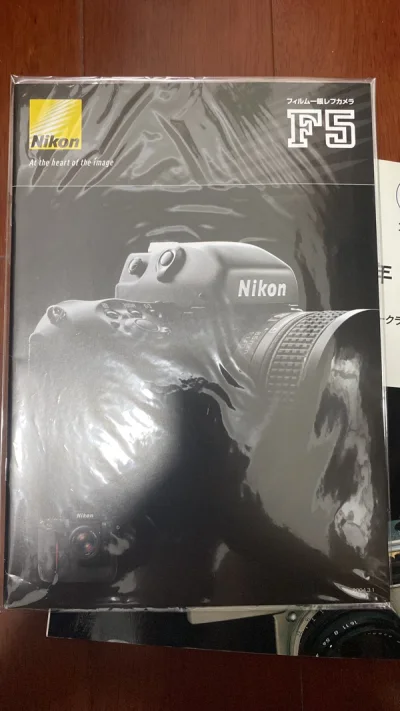 理光GR专题介绍书很不错，日文版，有点可惜了。徕卡专题杂志很全面介绍和对比。尼康F5和F6宣传册，几乎全新。
