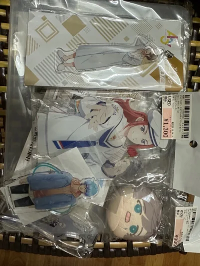 好多都是包装都舍不得拆开的～星座彼氏那个漂流瓶砖没想到那么厚，垃圾屋打折超低价入的，感觉很赚！左京御前相卡也是蹲了很久，希望有一天能集齐全员w